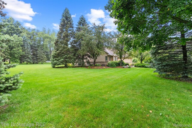 2048 Mayfair Dr, White Lake, MI 48383 - view of grassy yard