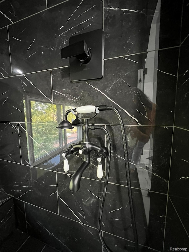 3431 Field St, Detroit, MI 48214 - detailed view of a tile shower