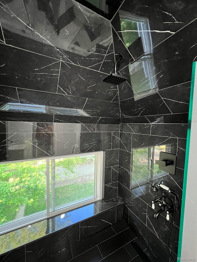 3431 Field St, Detroit, MI 48214 - full bath with tiled shower