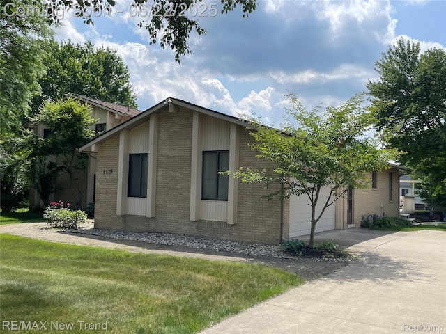 5408 Vincennes Dr, Bloomfield Hills, MI 48302 - mid-century modern home with brick siding, concrete driveway, a front yard, and a garage
