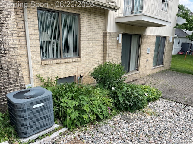 5408 Vincennes Dr, Bloomfield Hills, MI 48302 - view of exterior entry featuring a balcony and brick siding
