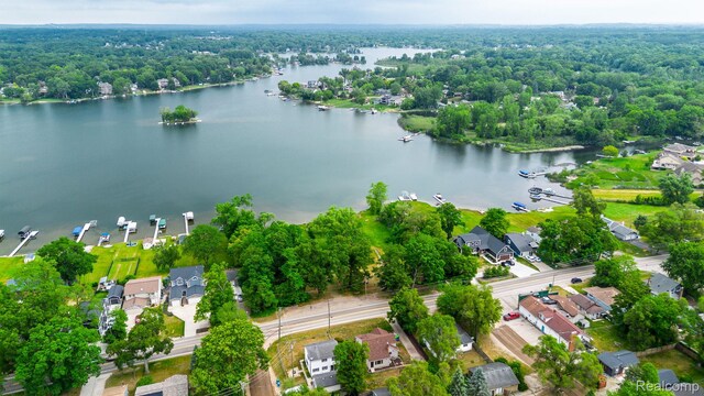 1311 W Oakley Park Rd, Commerce Twp, MI 48390 - photo 4