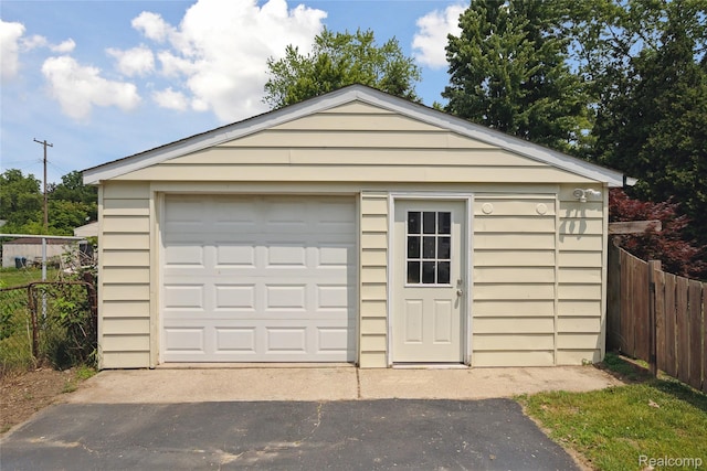 39248 Wade Rd, Taylor, MI 48174 - detached garage with driveway