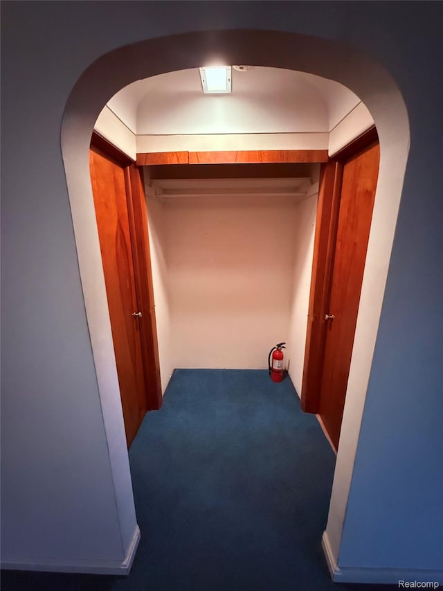 906 W Burnside St, Caro, MI 48723 - hallway with carpet floors and arched walkways
