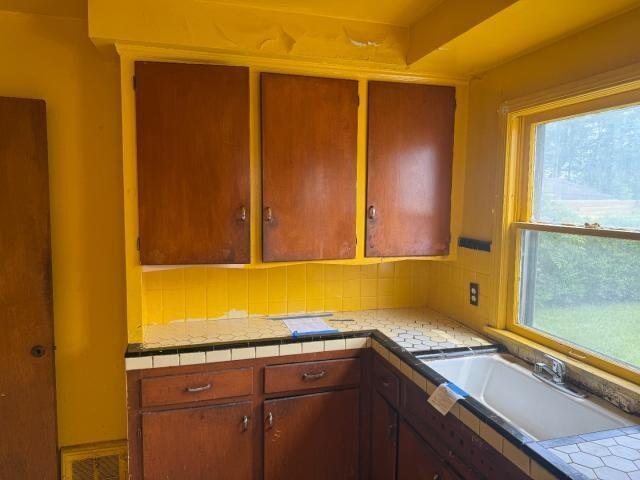 18908 Mackay St, Detroit, MI 48234 - kitchen featuring backsplash and tile countertops