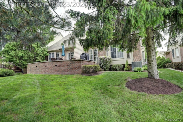 1081 Park Place Ct, Bloomfield Hills, MI 48302 - back of property featuring brick siding and a yard