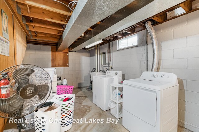 5178 Mangrove Dr, Saginaw, MI 48603 - washroom with washing machine and clothes dryer