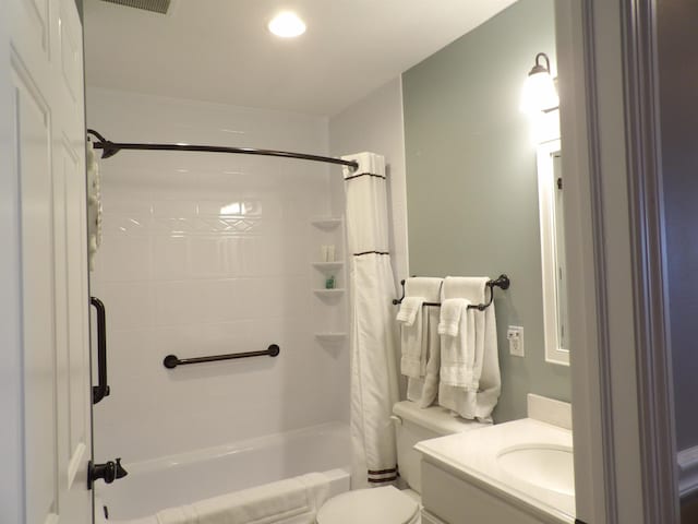 1246 Sunnyside Dr, Cadillac, MI 49601 - bathroom with shower / bath combo and vanity