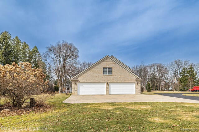 5626 Shadow Ln, Bloomfield Hills, MI 48302 - view of side of property featuring a garage, a yard, and concrete driveway