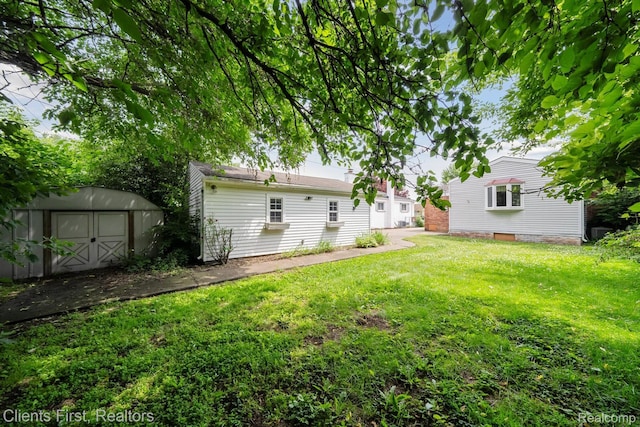 939 Deering St, Garden City, MI 48135 - view of grassy yard with a storage shed