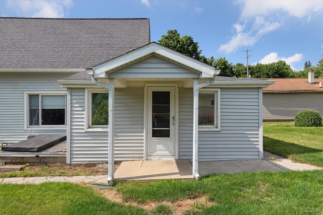 605 Oak St, Hudson, MI 49247 - view of front facade featuring roof with shingles and a front lawn