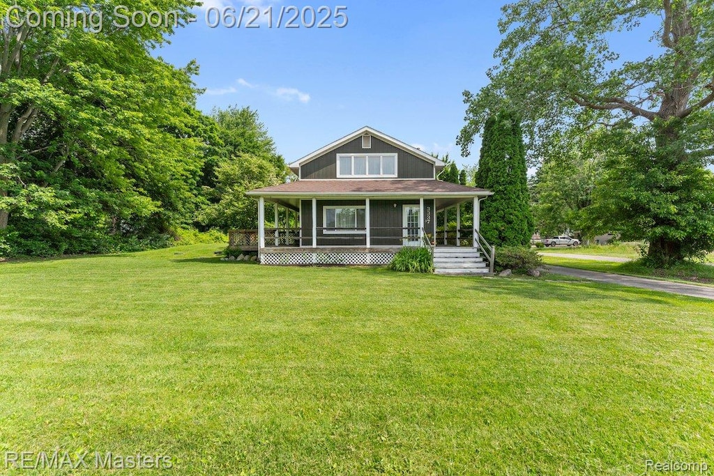 3337 Will Carleton Rd, Flat Rock, MI 48134 - view of front facade featuring covered porch and a front lawn