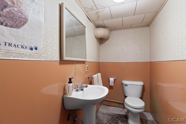 1043 Orchard Rd, Adrian, MI 49221 - bathroom featuring wallpapered walls