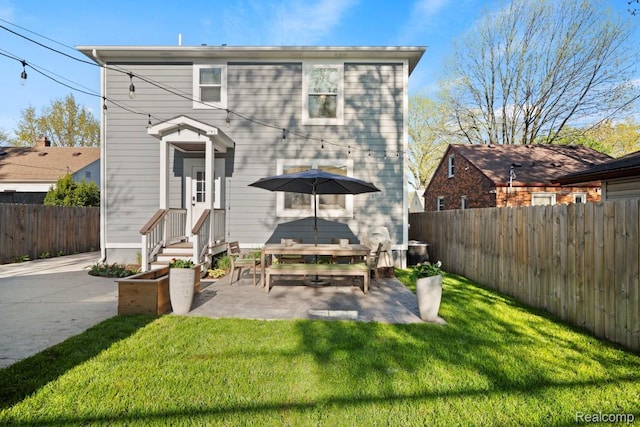 423 N Altadena Ave, Royal Oak, MI 48067 - back of property featuring a fenced backyard and a patio area