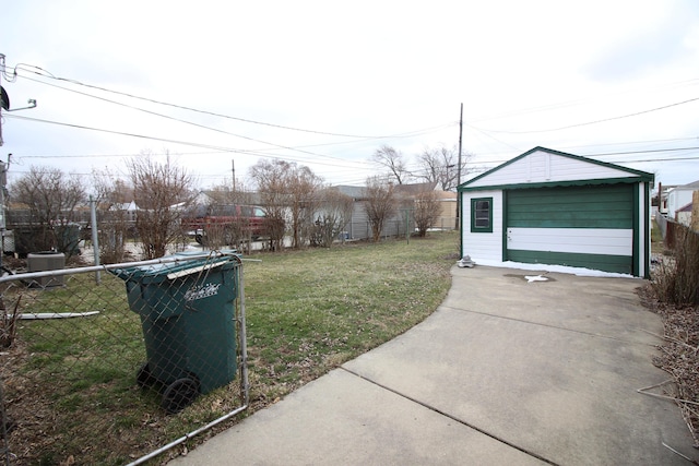 573 Leblanc St, Lincoln Park, MI 48146 - view of yard with an outbuilding