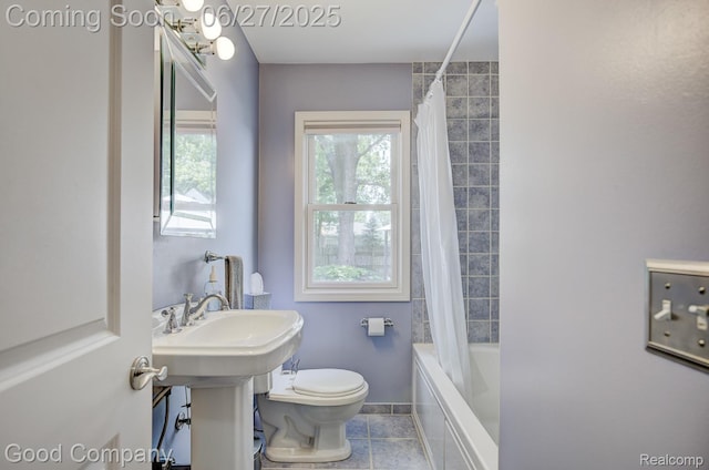 2861 Sunnyknoll Ave, Berkley, MI 48072 - full bath featuring shower / tub combo and tile patterned floors