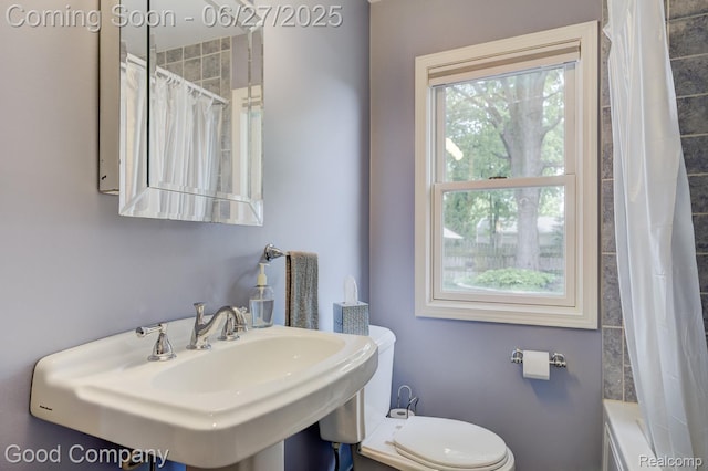 2861 Sunnyknoll Ave, Berkley, MI 48072 - full bathroom featuring toilet and shower / bath combo