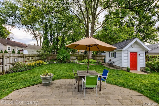 2861 Sunnyknoll Ave, Berkley, MI 48072 - fenced backyard with a patio, an outbuilding, and outdoor dining area