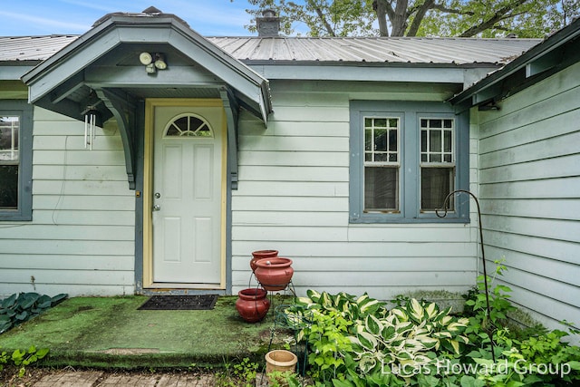 1124 Kusterer Dr NW, Grand Rapids, MI 49534 - entrance to property featuring a metal roof