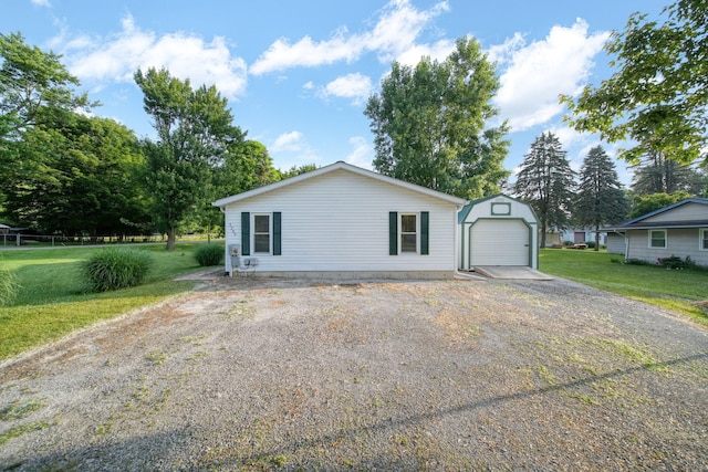 3280 Carlton Blvd, Jackson, MI 49203 - view of front of home with a front lawn, a shed, and gravel driveway