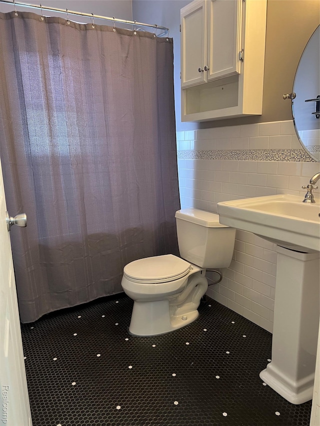 8467 Central St, Center Line, MI 48015 - full bathroom with tile walls, wainscoting, tile patterned flooring, and a shower with curtain