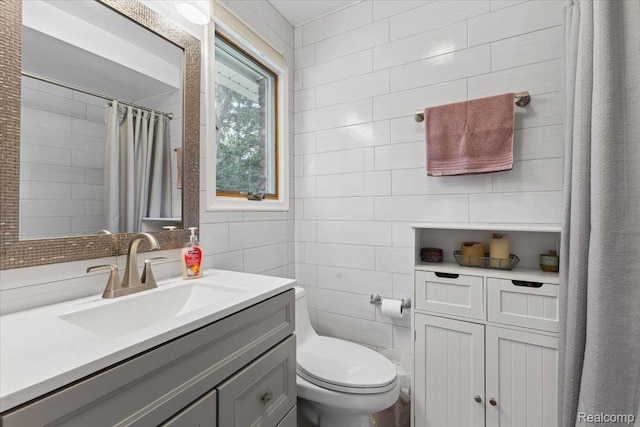 1101 Shallowdale Dr, Troy, MI 48085 - full bath featuring vanity, tile walls, and curtained shower