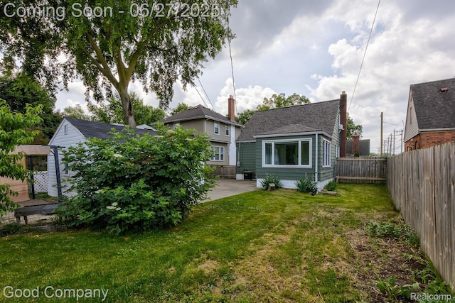 830 W Hazelhurst St, Ferndale, MI 48220 - back of property featuring a fenced backyard and a patio area