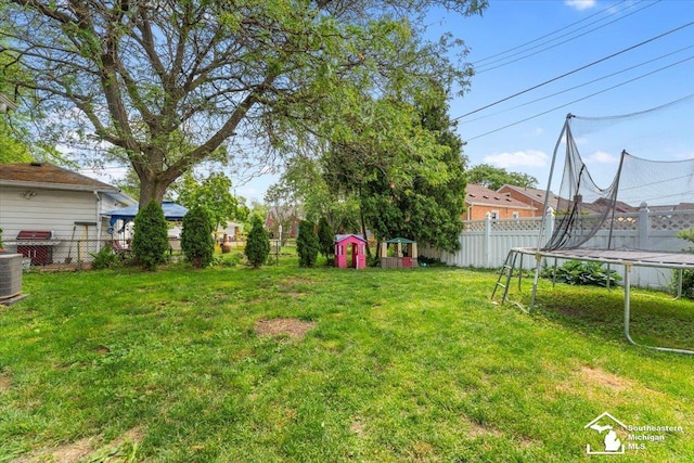 1617 Davis St, Wyandotte, MI 48192 - fenced backyard featuring a trampoline