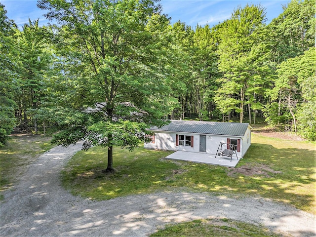 12467 S Running Deer Ln, Grant, MI 49327 - ranch-style house with a metal roof, a front lawn, a patio area, and dirt driveway
