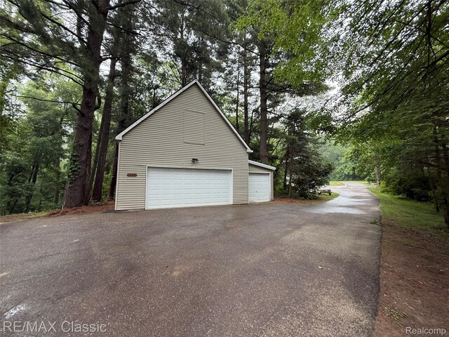 1420 Pettibone Lake Rd, Highland, MI 48356 - view of detached garage