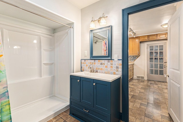 101 E Whittier St, Ludington, MI 49431 - full bath featuring backsplash, a shower with curtain, and vanity