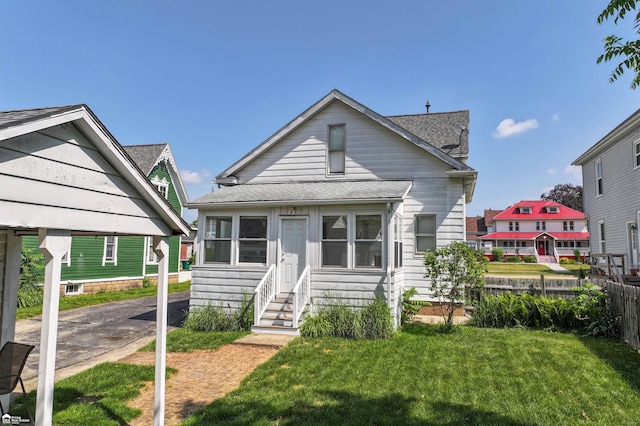 320 E Main St, Flushing, MI 48433 - shotgun-style home featuring entry steps and a shingled roof