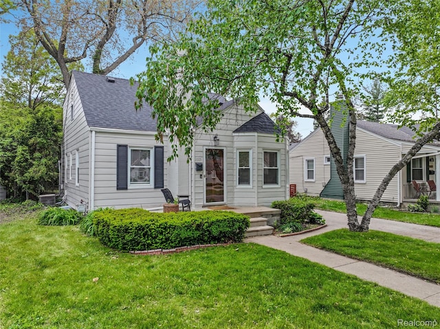 1605 N Vermont Ave, Rochester, MI 48067 - view of front of home with roof with shingles and a front yard