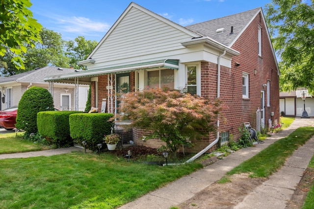 11372 Riverdale Ave, Redford, MI 48239 - bungalow-style home with brick siding, a front yard, and roof with shingles