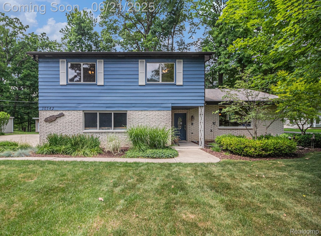 30542 Greenland St, Livonia, MI 48154 - photo 1
