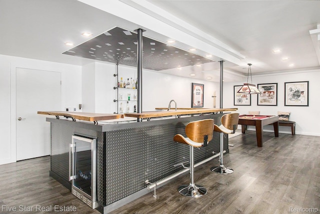 7025 Dandison Blvd, West Bloomfield, MI 48324 - indoor wet bar featuring dark wood finished floors, decorative light fixtures, beverage cooler, and recessed lighting
