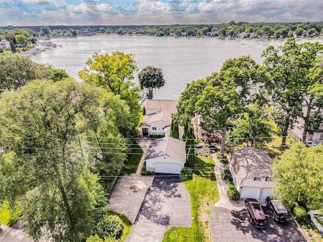 7660 Barnsbury Dr, West Bloomfield, MI 48324 - aerial view of a large body of water