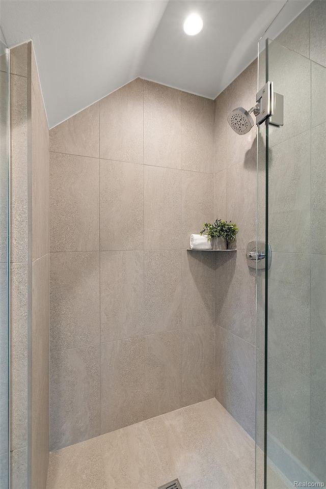 345 Kimberly St, Birmingham, MI 48009 - full bathroom featuring a tile shower, lofted ceiling, and recessed lighting
