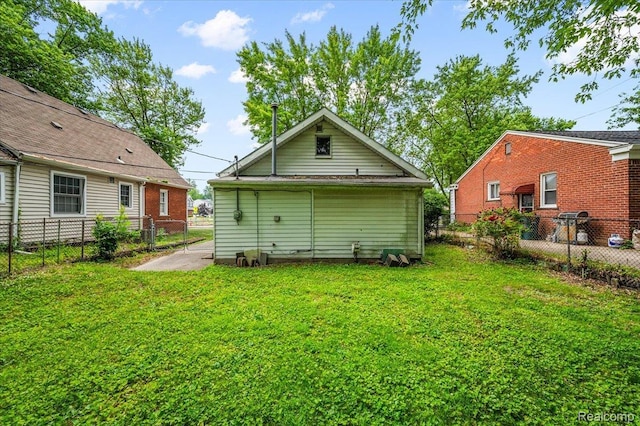 2124 Catalpa Dr, Berkley, MI 48072 - back of house featuring a fenced backyard