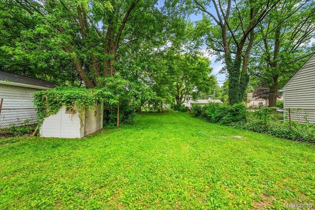 2124 Catalpa Dr, Berkley, MI 48072 - view of yard with a shed