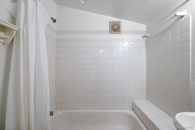 2124 Catalpa Dr, Berkley, MI 48072 - full bathroom with shower / bath combination with curtain