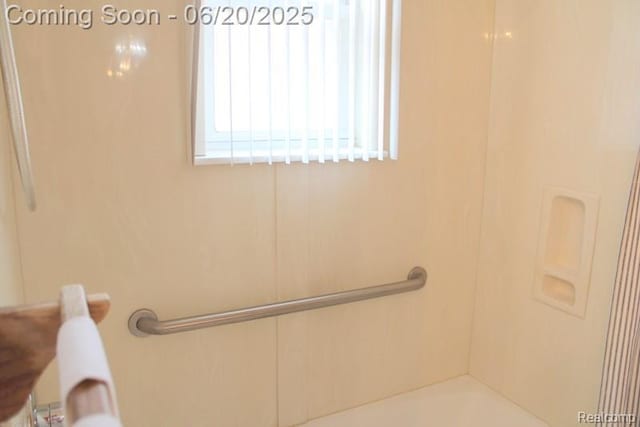 9396 Allen Rd, Allen Park, MI 48101 - view of full bathroom
