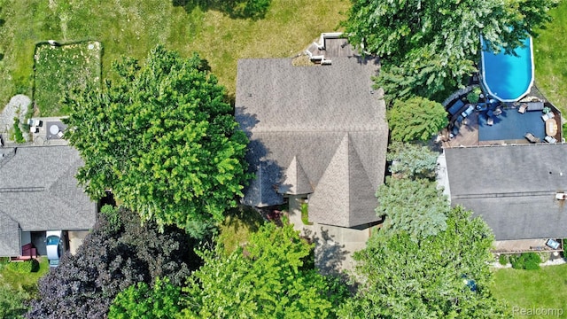 333 Sherman Ct, Ortonville, MI 48462 - aerial view of a pool