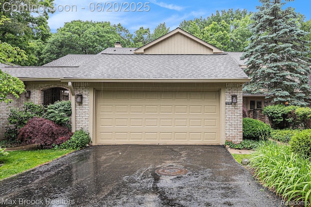 1337 Knollcrest Cir, Bloomfield Hills, MI 48304 - garage with asphalt driveway