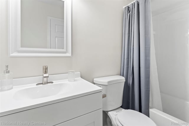7220 Dodge Ave, Warren, MI 48091 - full bath featuring vanity and shower / tub combo