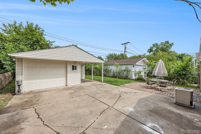 27336 Alger Blvd, Bloomfield Hills, MI 48071 - detached garage with driveway