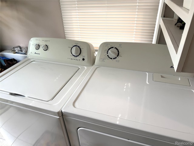 35717 Columbia Ave, Westland, MI 48186 - laundry room featuring washing machine and clothes dryer