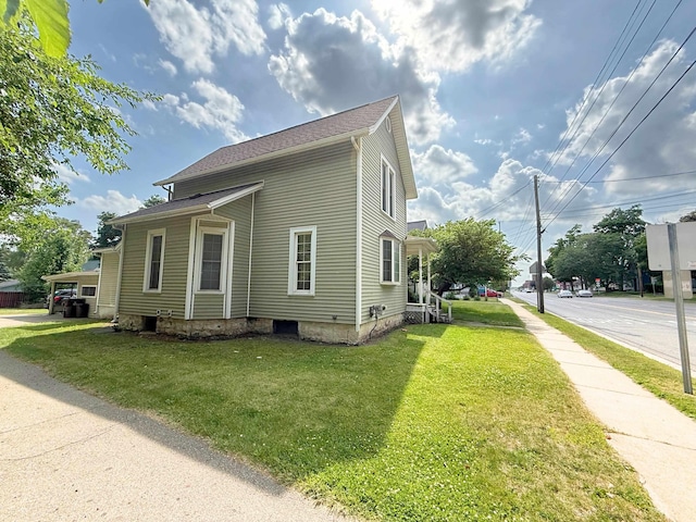512 E Main St, Owosso, MI 48867 - view of property exterior with a lawn