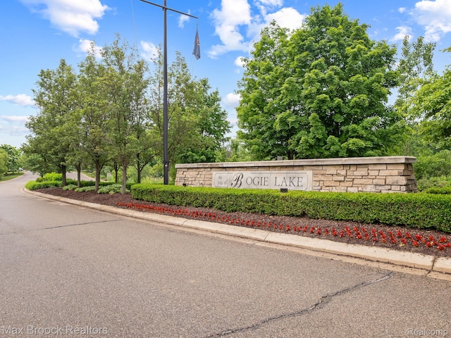 6144 Strawberry Cir, Commerce Twp, MI 48382 - photo 2