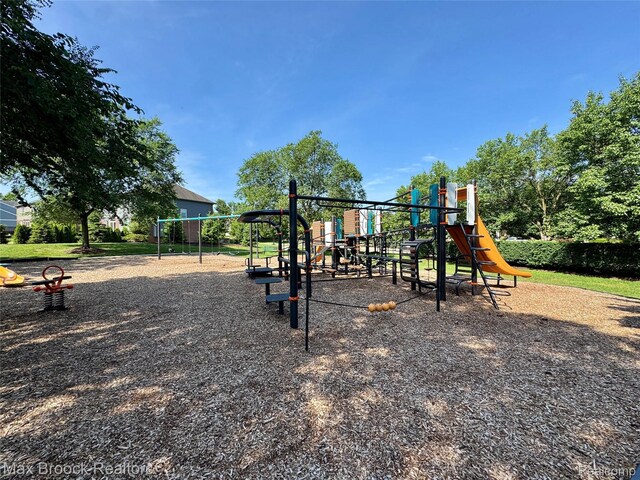 6144 Strawberry Cir, Commerce Twp, MI 48382 - photo 8